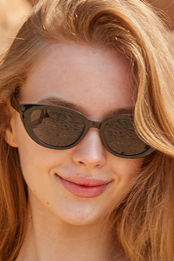 WOMEN 레이어드 뿔테 블랙 캣 자외선 차단 선글라스 [STRBK]는 빈티지하고 레트로한 무드를 연출하는 여성용 선글라스입니다. 아시안 핏 디자인으로 편안한 착용감을 제공하며, 레이어드 뿔테와 캣아이 스타일이 세련된 분위기를 더합니다. 데일리로 착용하기 좋은 트렌디한 디자인에 UV(자외선) 차단 기능까지 갖춰 실용적입니다.
