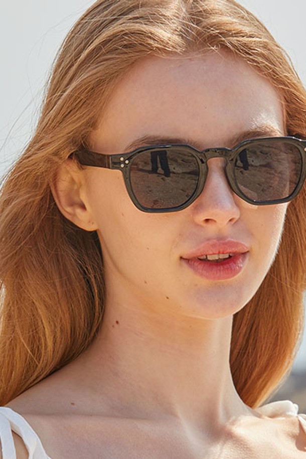 세련된 스타일을 완성하는 WOMEN 레이어드 뿔테 올블랙 다각 선글라스 [DGGAB]입니다. 빈티지, 레트로, 시크 무드를 담아 플라스틱 소재로 제작되었으며, 아시안핏 디자인으로 편안한 착용감을 제공합니다. 자외선 차단 기능과 트렌디한 디자인으로 일상, 페스티벌 등 다양한 상황에서 데일리하게 활용할 수 있는 아이템입니다.
