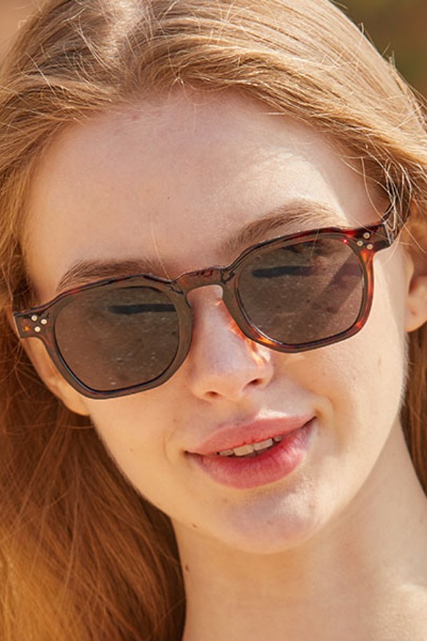 여성스러운 빈티지 무드를 연출하는 WOMEN 레이어드 뿔테 그라데이션 다각 선글라스입니다. 다크브라운 컬러의 뿔테와 그라데이션 렌즈의 조화가 세련된 디자인으로, 봄과 여름철 데일리 선글라스로 활용하기 좋습니다. 자외선(UV) 차단 기능으로 눈 건강을 보호하며, 아시안핏 디자인으로 편안한 착용감을 선사합니다.
