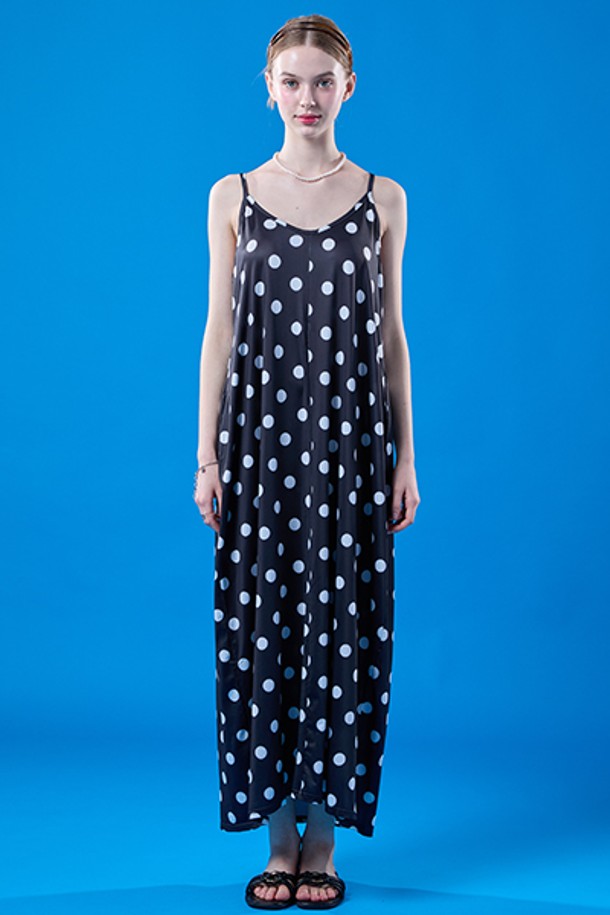 세련된 레이어드 스타일의 블랙 브이넥 도트 맥시 원피스입니다. 페미닌하고 시크한 무드를 연출하며, 여름철 일상에서 편안하게 착용하기 좋습니다. 시원한 민소매 디자인과 A라인 핏, 맥시 기장으로 여성스러운 실루엣을 완성해 줍니다.
