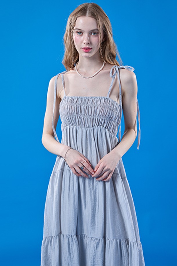 "데이지 바스락 리본 여름 프릴 레이어드 나시원피스 [GRAY] KCL"은 여성스러운 무드를 연출하는 여름 나시원피스입니다. 바스락거리는 촉감의 그레이 컬러 원단에 프릴과 레이어드 디자인이 더해져 로맨틱한 분위기를 자아냅니다. 스트랩 네크라인과 리본 디테일이 사랑스러운 포인트를 더해줍니다.
