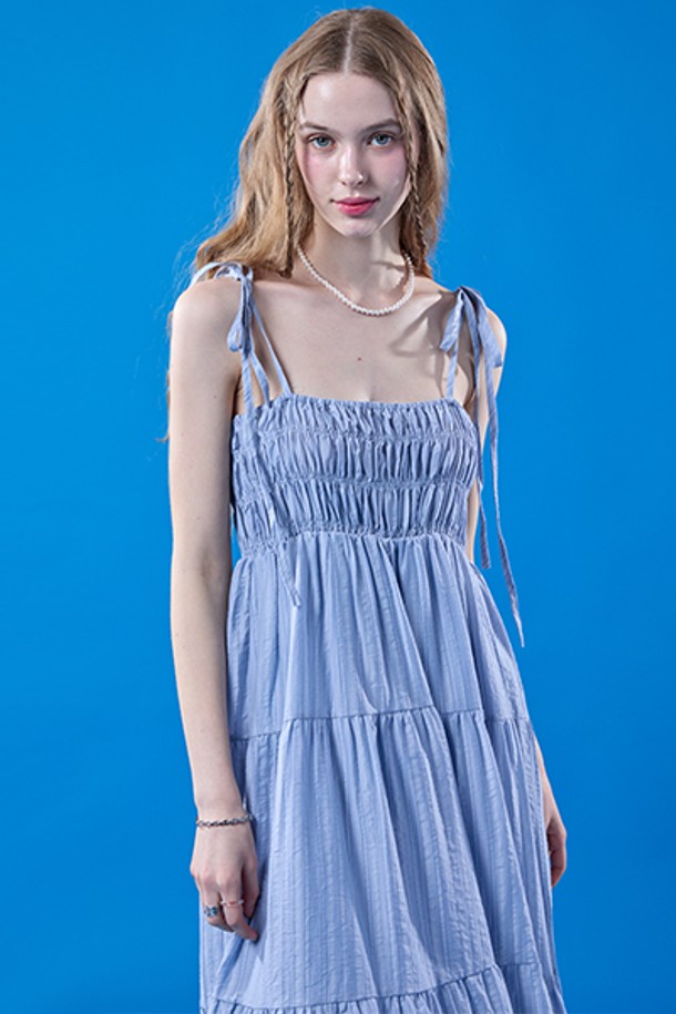 푸른 하늘을 닮은 데이지 바스락 리본 여름 프릴 레이어드 나시원피스 [BLUE] KCL은 여성스러운 페미닌 무드를 연출해줍니다. 얇고 바스락거리는 소재에 티어드 치마핏과 레이어드 디자인이 더해져 시원하고 특별한 느낌을 선사하며, 스퀘어넥과 프릴, 리본 디테일이 사랑스러운 포인트를 더합니다. 여름 일상에서 페스티벌 룩으로도 활용 가능한 매력적인 민소매 원피스입니다.
