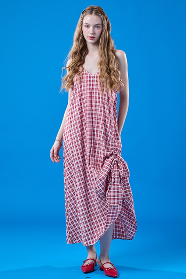 레드 색상의 쿨링 브이넥 프레피 여름 맥시 체크 나시 원피스로, 페스티벌, 휴가, 데일리룩에 모두 잘 어울립니다. A라인 핏의 맥시 기장이며, 얇은 두께와 냉감, 속건, 통기성 기능이 있어 시원하게 착용 가능합니다. 스파게티 스트랩과 2-way 스타일링, XKoLEAT 및 365 Fast Dry 기술이 적용되었습니다.
