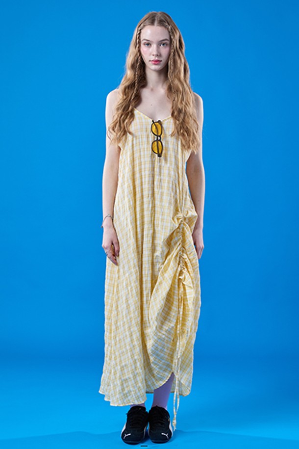 시원한 옐로우 컬러의 프레피 스타일 여름 맥시 체크 나시 원피스입니다. 얇고 통기성이 좋은 소재로 제작되어 쾌적한 착용감을 선사하며, 빠른 건조와 공기 순환 기능을 갖춰 여름철에도 시원하게 입을 수 있습니다. 끈나시 형태로 소녀스러운 매력을 더하며, 밑단 2way 연출이 가능하여 다양한 스타일을 연출할 수 있습니다.
