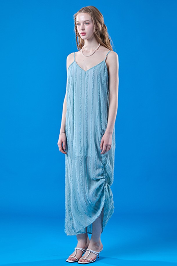 여름에 어울리는 민트 색상의 쉬폰 맥시 원피스로, 시원하고 통기성이 좋은 소재로 제작되었습니다. 브이넥 디자인과 프릴, 셔링, 플리츠 디테일이 더해져 페미닌한 무드를 연출하며, 얇고 부드러운 루즈핏으로 편안하게 착용할 수 있습니다. 냉감, 통기, 속건 기능까지 갖춘 민소매 나시 원피스입니다.
