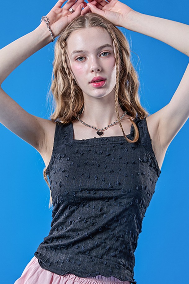 여름철 시원함을 선사하는 쿨링 이너 나시 마몽 송이 레이어드 티 [블랙]입니다. 부드러운 폴리에스테르 소재로 제작되어 얇고 가벼우며, 365 FAST DRY 기능으로 쾌적함을 유지합니다. 슬림핏 스퀘어넥 디자인에 민소매 기장으로, 베이직한 스타일을 연출하며, 속옷 비침과 브라끈 노출 걱정 없이 편안하게 착용 가능합니다.
