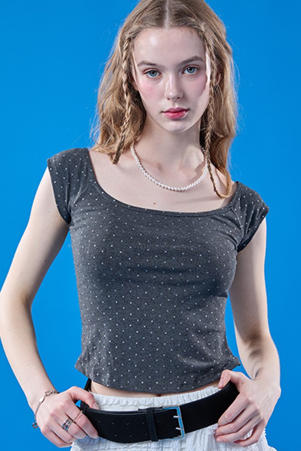 페미닌하고 시크한 무드의 여성용 크롭 반팔 티셔츠입니다. 스팽글과 큐빅 장식이 돋보이는 라운드넥 디자인으로, 슬림핏의 GRAY 컬러입니다. 여름 시즌, 일상에서 스타일리시하게 연출하기 좋은 Festival 테마 컬렉션 FREE 사이즈 이너입니다.
