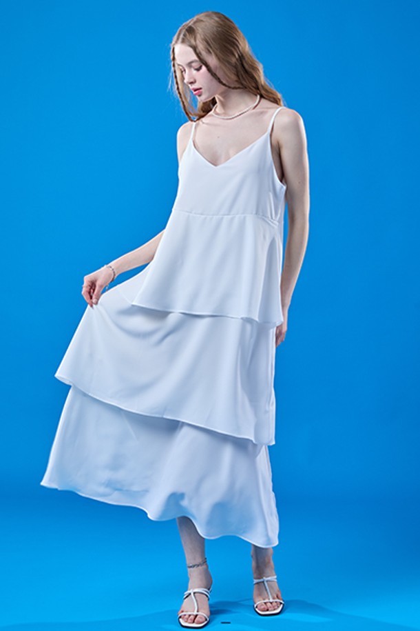 시원한 쿨링 효과의 캉캉 쉬폰 맥시 롱 나시원피스 [WHITE]입니다. 부드러운 촉감과 얇은 두께의 쉬폰 소재로 제작되어 여름철에도 시원하고 쾌적하게 착용 가능하며, XKoLEAT 기술과 365 FAST DRY 기능으로 땀 흡수 및 건조가 뛰어납니다. 우아하고 엘레강스한 무드의 루즈핏 디자인에 티어드 치마와 스파게티 스트랩, 브이넥 라인으로 여성스러움을 더하며, 레이어드 스타일링을 연출할 수 있습니다.
