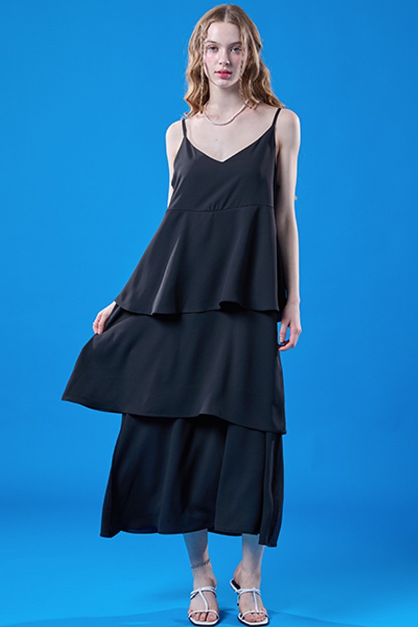 시원한 쿨링 냉장고 캉캉 쉬폰 맥시 롱 나시원피스 [BLACK]입니다. 부드러운 시폰 소재와 루즈핏으로 편안한 착용감을 선사하며, XKoLEAT 기술을 적용하여 통기성과 속건 기능을 갖춰 여름철에도 쾌적함을 유지합니다. 우아한 스퀘어넥에 레이어드 디자인, 스파게티 스트랩과 티어드 치마핏으로 페스티벌 룩부터 일상까지 다채롭게 연출할 수 있습니다.
