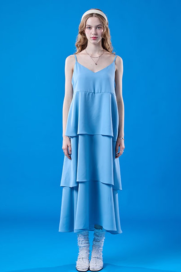 시원한 촉감의 쿨링 캉캉 쉬폰 맥시 롱 나시 원피스[BLUE]로 여름을 시원하고 우아하게 보내세요. 얇고 통기성이 좋은 시폰 소재에 냉감, 속건 기능이 더해져 일상, 여행, 휴가에서 쾌적함을 유지해주며, 루즈핏과 브이넥 디자인이 페미닌한 매력을 더합니다. 스파게티 스트랩과 레이어드 디자인, 그리고 365 FAST DRY 기능과 AIR CIRCULATION 양방향 통기성으로 편안함까지 갖춘 맥시 원피스입니다.
