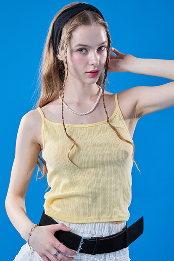 키치한 매력의 라임 옐로우 색상 펀칭 끈나시입니다. 미니 기장의 레이어드 스타일로 걸리시한 무드를 연출하며, 체크 패턴과 스트랩 네크라인이 특징입니다. 프리사이즈로 여름철 일상이나 휴가에 포인트 아이템으로 활용하기 좋습니다.
