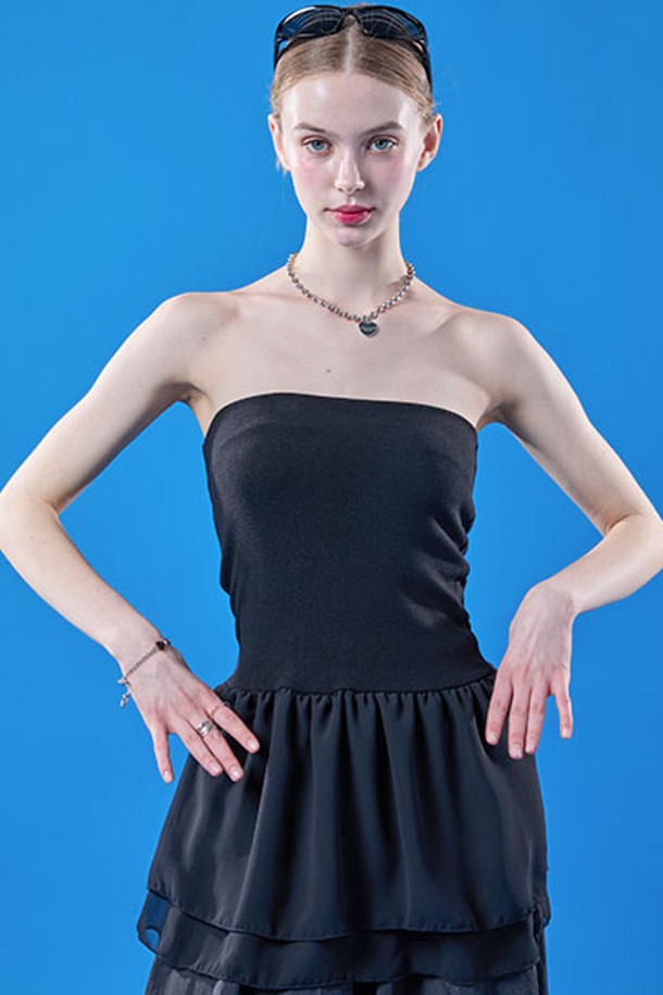 여성용 블랙 색상의 미디 오프숄더 탱크탑입니다. 얇은 두께의 무지 패턴으로 여름철 일상복으로 적합하며, 레이어드 스타일의 이너 탑으로 활용하기 좋습니다. 페미닌하고 베이직한 스타일을 연출할 수 있는 레귤러핏 민소매 디자인입니다.
