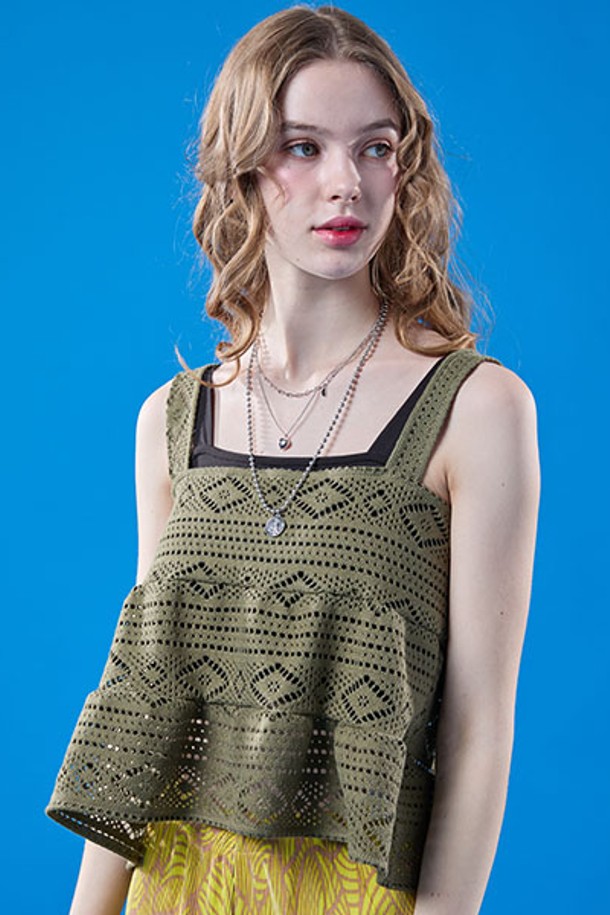 여름 시즌에 어울리는 카키 컬러의 크롭 뷔스티에입니다. 보헤미안 스타일의 기하학 패턴과 캉캉 디테일이 돋보이며, 스퀘어넥 디자인으로 제작되었습니다. 얇은 두께의 민소매 크롭 기장으로, 일상에서 편안하게 착용 가능한 레귤러핏 상의입니다.
