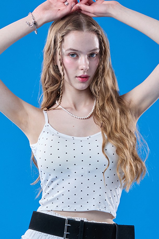 화이트 색상의 멜빈 내장브라탑 크롭 도트 탱크탑 나시입니다. 페미닌한 무드의 도트 패턴이 돋보이며, 스퀘어넥 디자인으로 제작되었습니다. 여름철 일상복으로 적합하며, 얇은 두께와 민소매 디자인으로 시원하게 착용할 수 있습니다.
