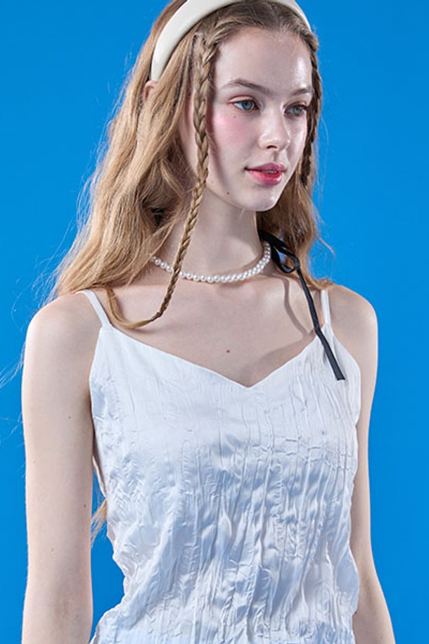 시원한 여름을 위한 필수템, 쉬폰 쿨링 이너 브이넥 마몽 뷔스티에 끈나시 [WHITE]입니다. 얇고 부드러운 쉬폰 소재와 플리츠 디테일이 여성스러운 실루엣을 연출하며, 냉감, 속건, 통기 기능으로 쾌적한 착용감을 선사합니다. 투웨이 에어서큘레이션 시스템과 경량 디자인으로 가볍고 시원하게 즐길 수 있는 여름철 잇 item입니다.
