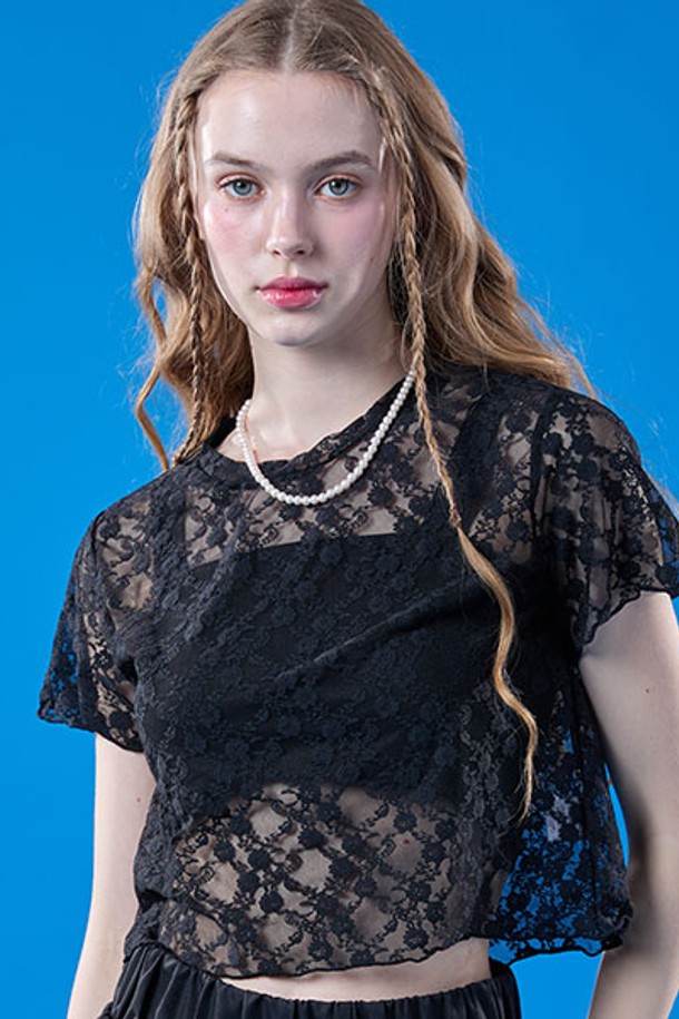 여성스러운 페미닌 무드와 시크한 매력을 동시에 연출하는 레이어드 플라워 시스루 크롭 반팔 티셔츠입니다. 블랙 컬러에 플라워 레이스 패턴이 돋보이며, 시스루 디자인으로 은은한 섹시함을 더했습니다. 얇은 두께감의 여름용 반팔 티셔츠로, FREE 사이즈이며 일상에서 페스티벌까지 폭넓게 활용할 수 있습니다.
