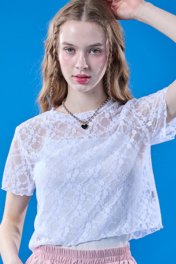 여성스러운 무드를 연출하는 레이어드 플라워 시스루 크롭 반팔 티셔츠입니다. 부드러운 촉감의 레이스 소재와 플라워 패턴, 시스루 디자인이 특징이며, 여름철 데일리 룩에 포인트를 더해줍니다. 라운드넥과 레귤러핏으로 편안하게 착용 가능하며, 크롭 기장으로 다리가 길어 보이는 효과를 줍니다.
