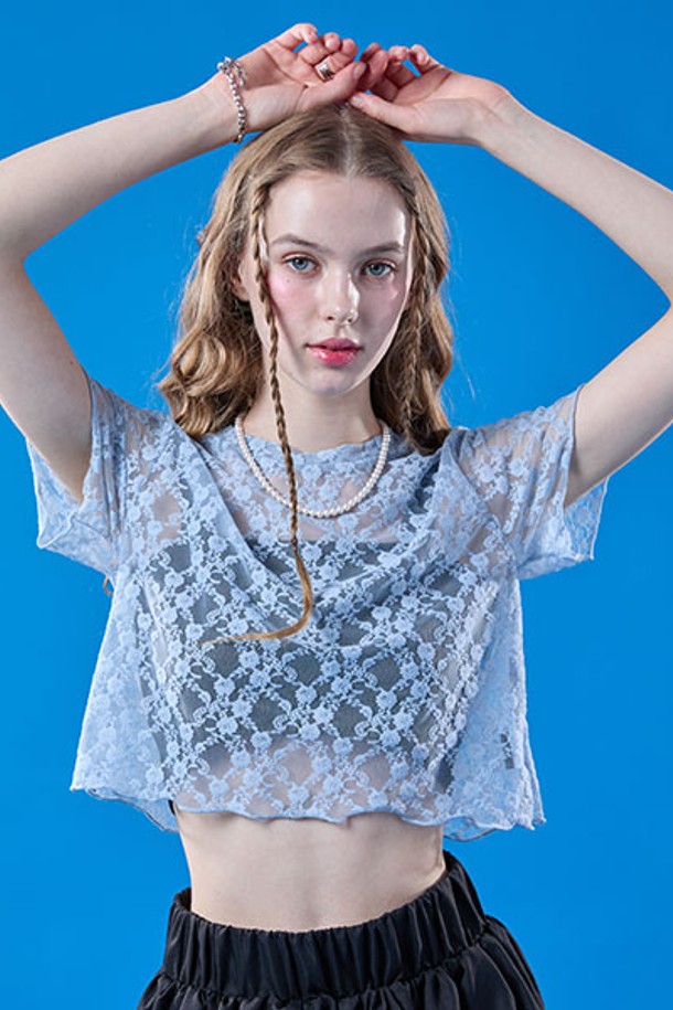 페미닌한 무드의 레이어드 플라워 시스루 크롭 반팔티 [BLUE]는 여름철 일상에서 여성스러움을 돋보이게 해줍니다. 블루 컬러의 플라워 패턴과 시스루 디자인이 특징이며, 얇은 레이스 소재로 제작되어 시원하게 착용 가능합니다. 레귤러핏의 크롭 기장으로, 라운드넥 디자인이 돋보이는 페스티벌 컬렉션 라인의 반팔 티셔츠입니다.
