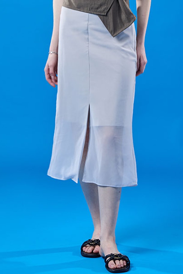 아이보리 색상의 시스루 쉬폰 소재로 제작된 롱스커트입니다. 얇고 부드러운 촉감과 트임 디테일, A라인 핏이 특징이며, 쿨링, 속건, 통기성 기능으로 여름에도 시원하고 쾌적하게 착용할 수 있습니다. 페미닌하고 캐주얼한 스타일 연출이 가능하며, 레이어드 스타일과 체크 패턴이 돋보이는 아이템으로 일상 및 여행, 페스티벌 등 다양한 용도로 활용하기 좋습니다.
