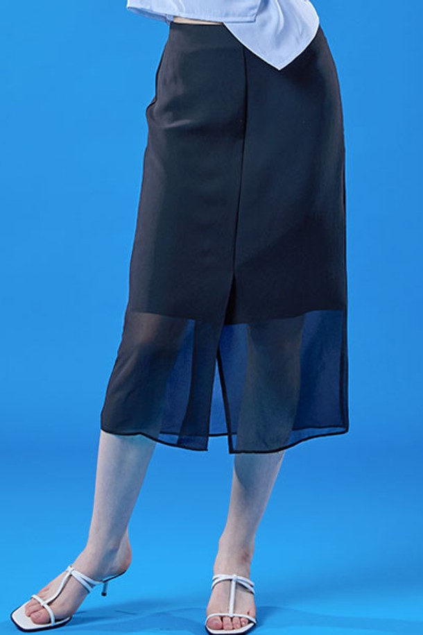 여름에 어울리는 블랙 색상의 시스루 쉬폰 롱스커트로, 쿨링 소재와 통기성, 속건 기능으로 쾌적함을 제공합니다. 체크 패턴과 트임 디테일이 돋보이는 A라인 스커트이며, 레이어드 디자인으로 페미닌하고 트렌디한 무드를 연출합니다. 부드러운 촉감의 얇은 쉬폰 소재로 제작되어 페스티벌이나 휴가에 스타일리시하게 착용하기 좋습니다.
