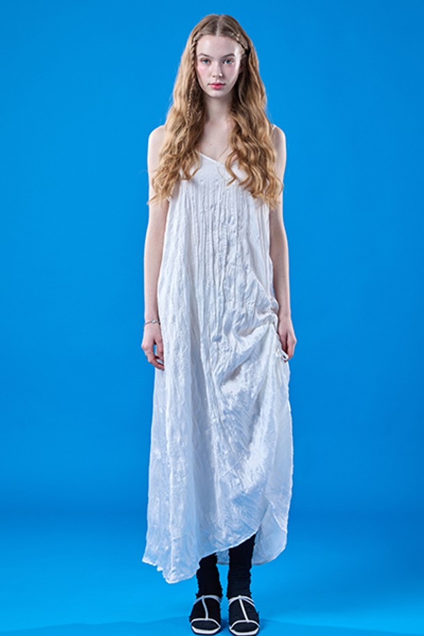 여름에 어울리는 시원한 시폰 소재의 화이트 롱 원피스입니다. 셔링 디테일과 스트랩 디자인이 돋보이며, 레이어드 스타일로 우아하고 페미닌한 무드를 연출합니다. 냉감 기능이 있어 시원하게 착용 가능하며, 루즈핏으로 편안함을 더했습니다.
