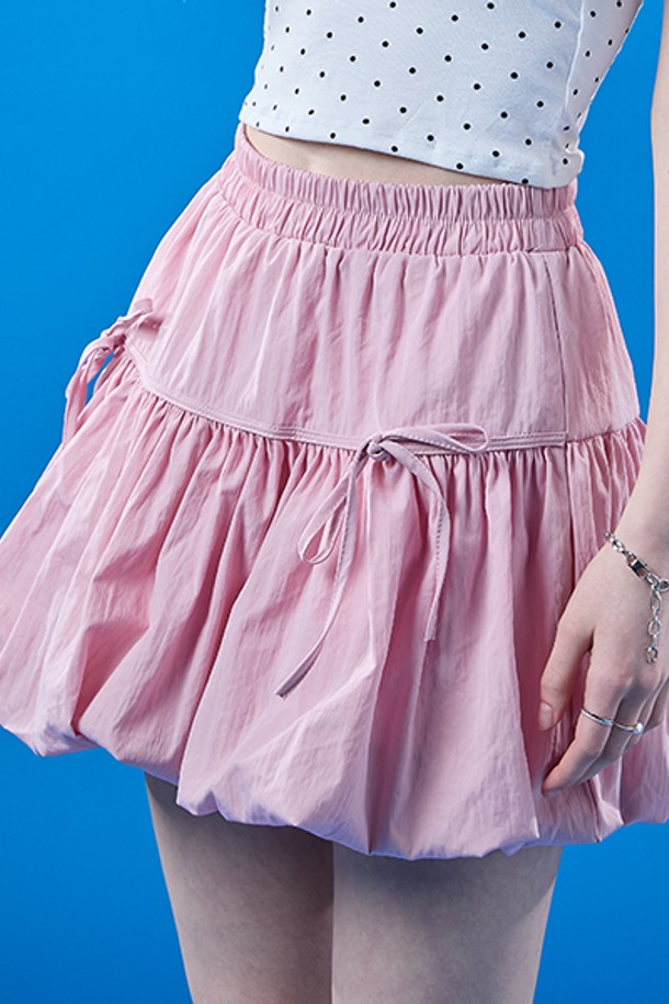 사랑스러운 핑크 컬러의 벌룬 리본 플레어 밴딩 미니스커트 치마바지입니다. 페미닌한 무드를 연출하기 좋으며, 봄, 여름 시즌에 시원하게 착용할 수 있습니다. 허리 밴딩으로 편안한 착용감을 제공하며, 치마바지 디자인으로 활동성을 높였습니다. 데이트룩, 카페룩, 쇼핑룩 등 다양한 TPO에 로맨틱, 걸리시, 미니멀한 스타일로 연출해 보세요. 무지 패턴에 리본 디테일이 더해져 여성스러운 분위기를 더합니다.
