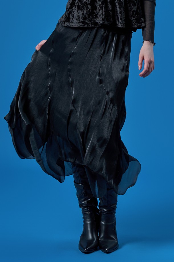 **쉬폰 플레어 언발란스 롱스커트 [블랙]**는 부드러운 쉬폰 소재로 제작되어 우아하고 페미닌한 분위기를 연출하는 여성 플레어 롱스커트입니다. 블랙 컬러에 플라워 또는 도트 패턴이 더해져 데일리룩에 포인트를 더하며, 언밸런스 디자인과 플레어핏으로 다리 라인을 더욱 돋보이게 합니다. 특히, 퍼프 디테일과 레이스 장식이 로맨틱하고 클래식한 스타일을 완성하여 데이트룩, 모임룩, 카페룩 등 다양한 TPO에 활용하기 좋습니다. 얇은 두께감으로 봄 시즌에 가볍게 착용 가능하며, 미니멀한 스타일에 포인트를 더하고 싶은 분들께 추천합니다.
