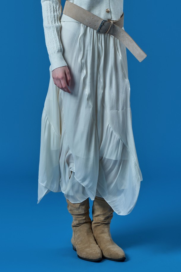 아이보리 컬러의 쉬폰 플레어 언발란스 롱스커트입니다. 봄 시즌, 데이트룩, 카페룩, 봄 소풍룩에 잘 어울리는 여성 의류입니다. 부드러운 쉬폰 소재로 제작되어 우아하고 페미닌한 무드를 연출합니다. 플레어핏과 언밸런스 디자인이 특징이며, 플라워 또는 도트 패턴으로 여성스러운 포인트를 더합니다. 프릴, 퍼프, 레이스 디테일이 더해져 로맨틱, 클래식, 미니멀 스타일을 완성합니다.
