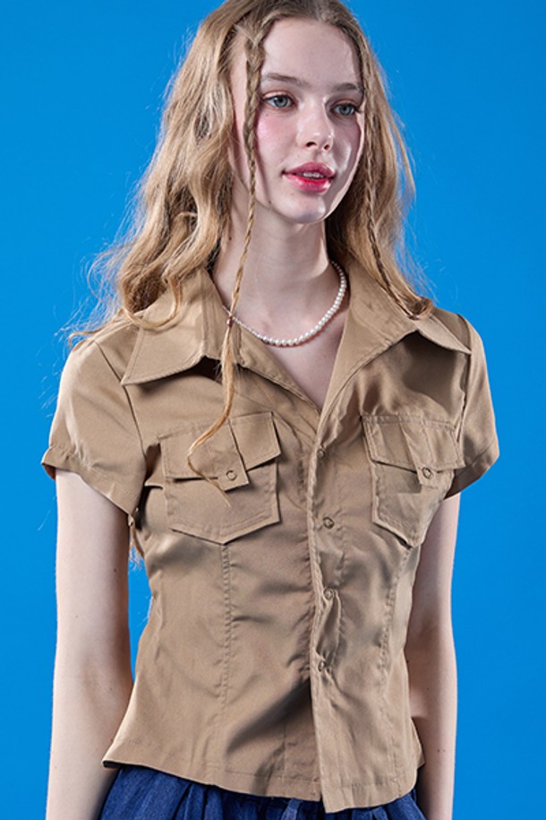 여름 시티 사파리 컬렉션의 베이지색 크롭 슬림핏 반팔 셔츠입니다. 캐주얼한 스타일의 이 셔츠는 얇은 두께감과 반소매 기장으로 시원하게 착용할 수 있으며, 카라 디자인과 사파리 스타일 디테일이 특징입니다. 무지 디자인으로 어떤 하의와도 쉽게 매치하여 일상룩을 연출할 수 있습니다.
