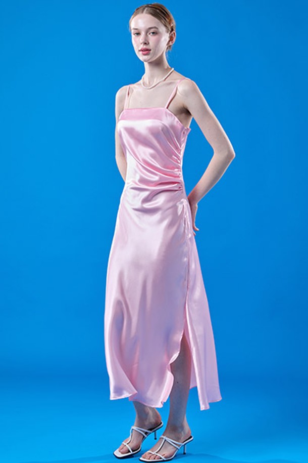 여름 셔링 맥시 슬림 실크 나시원피스 [PINK] 레이어드원피스 ver.는 우아하고 페미닌한 무드의 여성용 맥시원피스입니다. 부드러운 실크 소재로 제작되어 얇고 시원한 착용감을 선사하며, 슬림핏 라인이 여성스러운 실루엣을 연출합니다. 핑크 컬러의 무지 디자인에 셔링 디테일이 더해져 세련된 느낌을 주며, 스퀘어넥과 민소매 디자인으로 시원함을 더했습니다. 데이트룩, 휴가룩, 리조트룩 등 다양한 TPO에 활용 가능하며, 클래식, 로맨틱, 미니멀 스타일을 즐기는 분들께 추천합니다. 레이어드 스타일링으로 더욱 다채로운 연출이 가능합니다.
