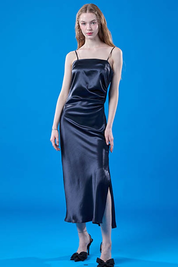 여름 셔링 맥시 슬림 실크 나시원피스 [BLACK] 레이어드원피스 버전을 소개합니다. 부드러운 실크 소재로 제작되어 은은한 광택이 도는 우아한 분위기를 연출합니다. 슬림핏으로 다리가 길어 보이는 효과를 주며, 스퀘어넥 디자인과 셔링 디테일이 여성스러운 매력을 더합니다. 데이트룩, 휴가룩, 여행룩 등 다양한 TPO에 활용 가능하며, 미니멀하고 클래식한 스타일을 완성합니다. 레이어드 스타일로 더욱 세련된 연출이 가능한 블랙 컬러의 맥시 기장 나시원피스입니다.
