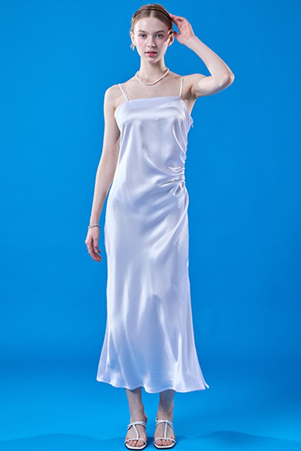 아이보리 컬러의 여름 셔링 맥시 슬림 실크 나시원피스입니다. 부드러운 실크 소재에 셔링 디테일을 더해 페미닌한 무드를 연출하며, 레이어드 스타일로 다양한 연출이 가능합니다. 휴가룩, 리조트룩, 여름 바캉스룩에 어울리는 아이템으로, 클래식, 로맨틱, 리조트 스타일을 즐기는 여성분들께 추천합니다. 민소매 디자인과 슬림핏으로 시원하고 여성스러운 실루엣을 강조하며, 페스티벌 룩으로도 활용하기 좋습니다. 체크 패턴이 은은하게 들어가 세련된 포인트를 더합니다.
