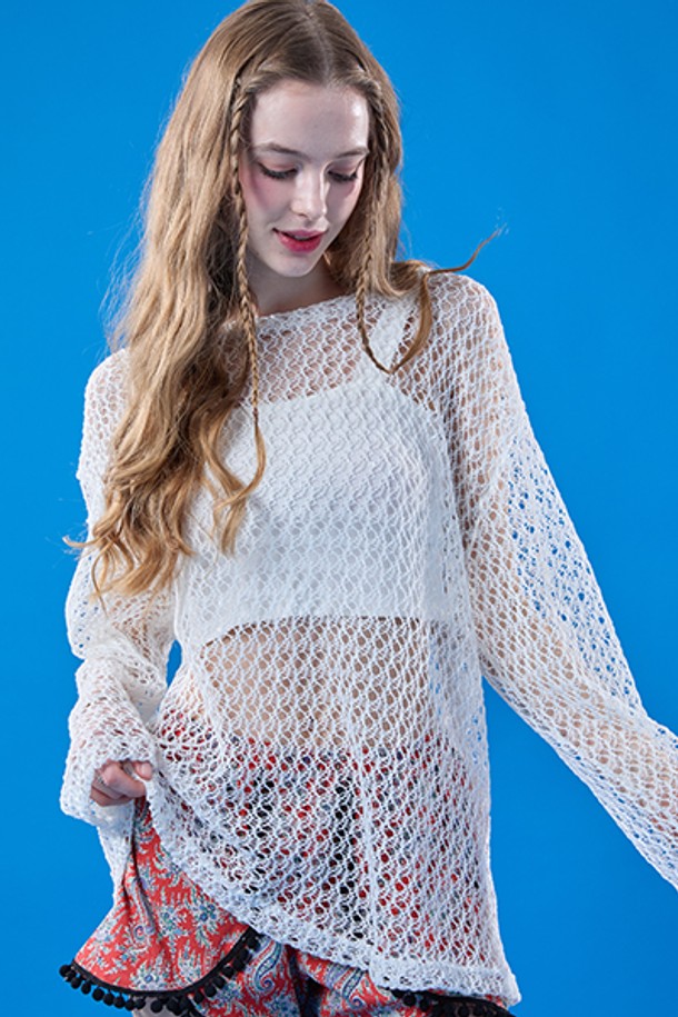 자외선 차단 시스루 네트 워터밤 긴팔티 [화이트]는 여성스러운 매력을 강조하는 페미닌 스타일의 티셔츠입니다. 얇은 두께감의 시스루 네트 소재로 제작되어, 여름철에도 시원하게 착용 가능하며, 긴 소매 기장으로 자외선으로부터 피부를 보호합니다. 레귤러핏으로 편안한 착용감을 선사하며, 라운드넥 디자인으로 깔끔한 느낌을 줍니다. 휴가룩, 리조트룩, 바캉스룩 등 다양한 TPO에 활용하기 좋으며, 로맨틱, 리조트, 미니멀 무드를 연출할 수 있습니다.
