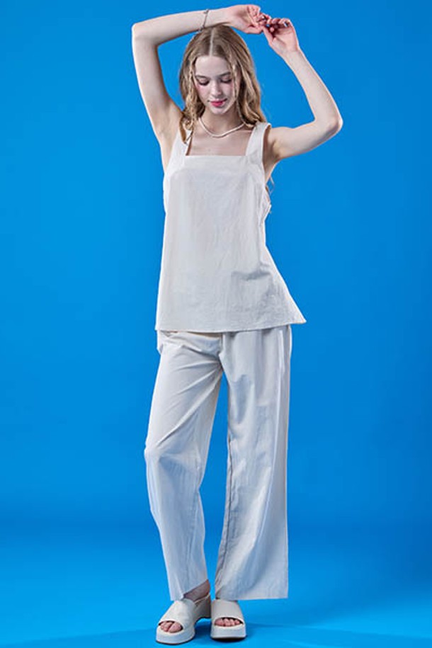 여름 에어리 코튼 오버핏 나시 와이드팬츠 세트 [아이보리] KCL은 시원하고 편안한 여름 스타일을 완성해 줄 여성 의류 세트입니다. 가볍고 통기성이 좋은 코튼 소재로 제작되어 에어리한 촉감을 선사하며, 오버핏 나시 상의와 와이드 팬츠의 조화가 시크하면서도 페미닌한 무드를 연출합니다. 아이보리 컬러는 어떤 스타일에도 잘 어울려, 휴가룩, 리조트룩, 여름 바캉스룩 등 다양한 TPO에 활용하기 좋습니다. 미니멀하고 세련된 디자인으로, 편안함과 스타일을 동시에 잡을 수 있는 아이템입니다. 민소매 디자인으로 시원하게 착용 가능하며, 얇은 두께감으로 한여름에도 부담 없이 즐길 수 있습니다.
