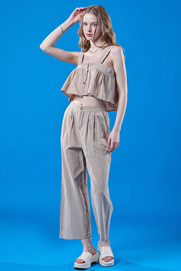 여름 시즌을 위한 여성용 셋업, "[셋업ver.] 여름 크롭 나시 와이드팬츠 세트 [오트밀] KCL"입니다. 페미닌한 무드를 연출하며, 데이트룩, 휴가룩, 리조트룩 등 다양한 TPO에 활용하기 좋습니다. 미니멀, 로맨틱, 리조트 스타일을 즐기는 분들께 추천하며, 시원한 민소매 크롭 나시와 와이드 팬츠의 조화가 편안하면서도 스타일리시한 핏을 선사합니다. 오트밀 컬러의 무지 디자인으로 어떤 아이템과도 쉽게 매치할 수 있으며, 시원한 여름을 위한 완벽한 선택입니다.
