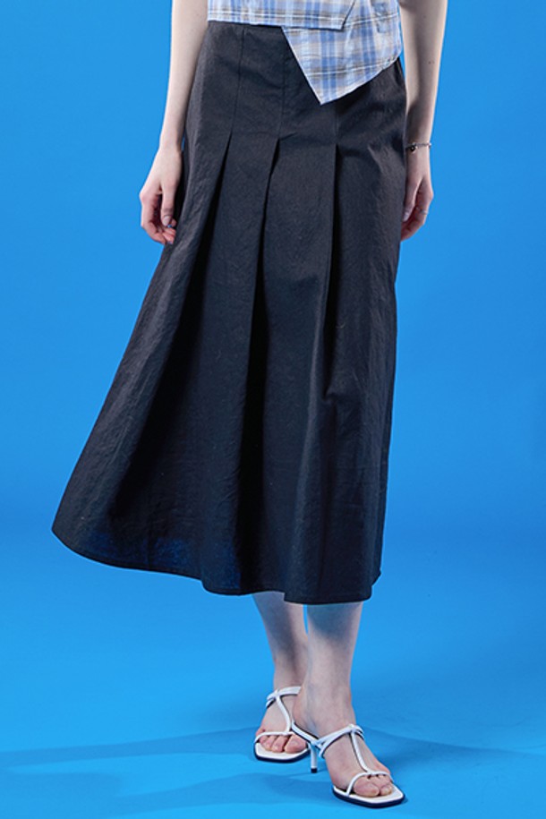 **린넨 플리츠 롱스커트 [BLACK] 여름 롱치마 ver.**

여름 시즌을 위한 블랙 컬러의 린넨 플리츠 롱스커트입니다. 페미닌한 스타일을 연출하며, 린넨 소재 특유의 시원하고 쾌적한 착용감을 선사합니다. 롱 기장의 플리츠 디자인으로, 데이트룩, 카페룩, 모임룩 등 다양한 TPO에 활용하기 좋습니다. 미니멀, 클래식, 로맨틱 스타일을 즐겨 입는 여성분들께 추천합니다. 하늘거리는 플리츠 디테일이 돋보이는 레귤러핏 롱스커트입니다.
