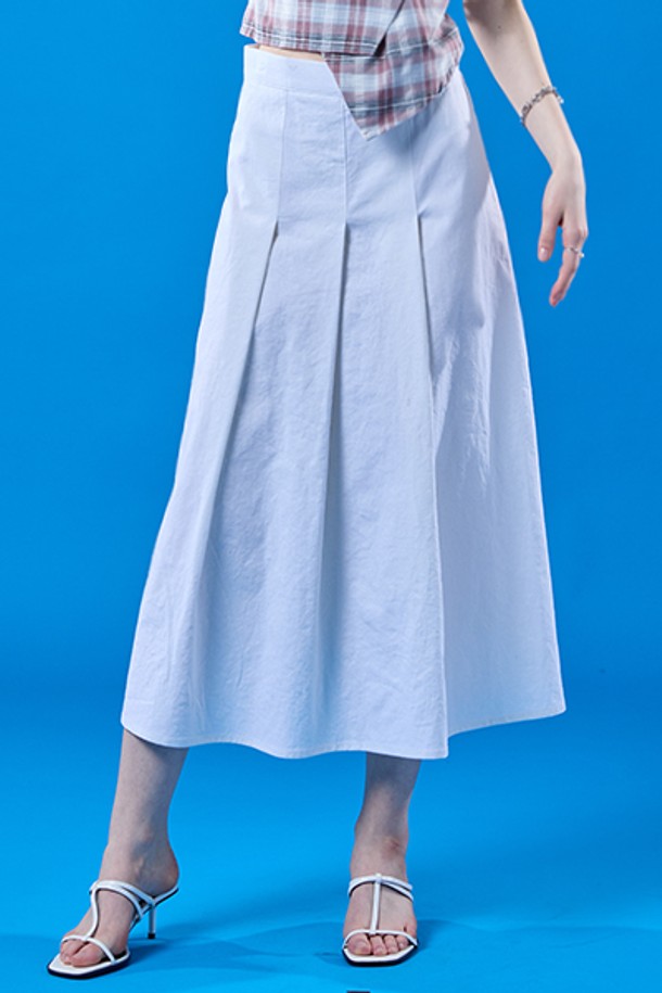 여름을 위한 린넨 플리츠 롱스커트 [WHITE]입니다. 시원한 린넨 소재와 얇은 두께감으로 여름철에도 쾌적하게 착용 가능합니다. 플리츠 디테일이 더해져 페미닌한 무드를 연출하며, 롱 기장으로 다리 라인을 자연스럽게 커버해 줍니다. 데이트룩이나 바캉스룩에 미니멀, 클래식, 로맨틱한 스타일로 매치하여 세련된 룩을 완성해 보세요. 뻣뻣한 촉감이지만 플리츠 디자인으로 활동성을 더했습니다.
