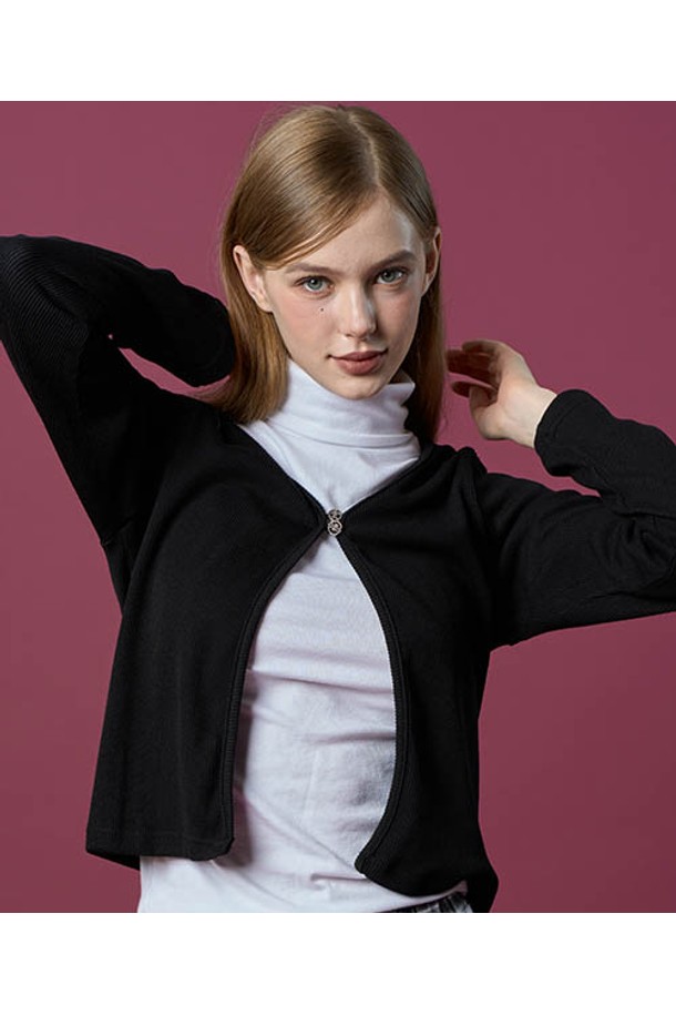 WOMEN 시크 니트 투버튼 레이어드 가디건 [BLACK]은 여성용 상의 니트/스웨터 카테고리에 속하는 가을/겨울 시즌 의류입니다. 부드러운 니트 소재의 레귤러핏 가디건으로, 라운드넥에 긴 소매, 중간 두께감으로 제작되었습니다. 시크하고 베이직한 스타일을 연출하며, 레이어드 디자인과 투버튼 여밈 방식이 특징입니다. 일상, 오피스룩, 모임룩 등 다양한 TPO에 활용하기 좋은 블랙 컬러의 아이템입니다.
