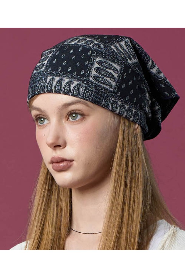 가을, 겨울 당신의 스타일을 완성할 도톰 자외선차단 반다나 보헤미안 헤어두건 손수건 [BLACK]입니다. 에스닉, 캐주얼, 레트로 스타일을 아우르는 디자인으로, 가을 나들이룩, 여행룩, 산책룩에 포인트 아이템으로 활용하기 좋습니다. 자외선 차단 기능과 두꺼운 두께감으로 따뜻함과 스타일을 동시에 잡았습니다. 여성 고객을 위한 블랙 컬러의 헤어두건으로, 보헤미안 무드의 패턴이 돋보입니다. 헤어두건과 손수건으로 활용 가능한 실용적인 아이템입니다.
