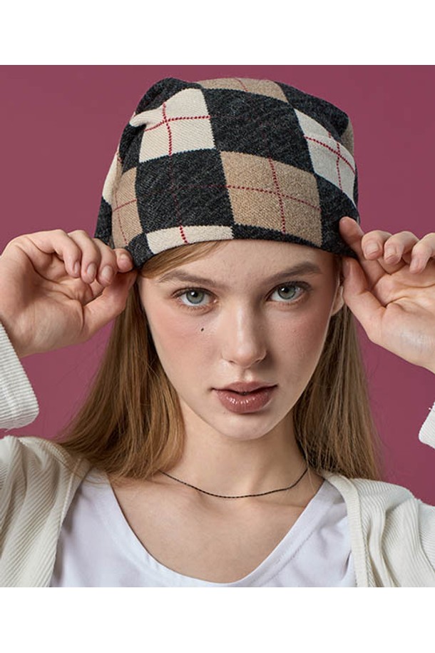 아가일 니트 자외선차단 반다나 헤어두건 손수건 [Black_beige] 가을 겨울 ver.입니다. 블랙과 베이지 두 가지 색상으로 출시되었으며, 가을, 겨울 계절에 따뜻함과 스타일을 더해줍니다. 촘촘한 니트 소재로 제작되어 부드러운 착용감을 선사하며, 아가일 패턴이 클래식하고 세련된 분위기를 연출합니다. 헤어두건과 손수건으로 활용 가능하며, 자외선 차단 기능이 있어 야외 활동 시에도 유용합니다. 캐주얼, 클래식, 미니멀 스타일 모두에 잘 어울려 다양한 룩을 연출할 수 있습니다.
