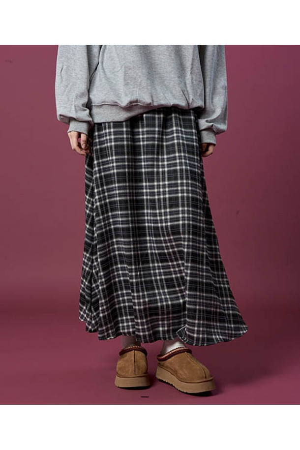 클래식한 매력을 선사하는 기모 도톰 체크 밴딩 롱스커트 [BLACK] 가을 겨울 ver.입니다. 부드러운 촉감의 기모 안감과 도톰한 두께감으로 겨울철에도 따뜻하게 착용 가능합니다. A라인 핏과 체크 패턴, 블랙 컬러가 어우러져 클래식하고 미니멀한 스타일을 연출합니다. 허리 밴딩 디자인으로 편안한 착용감을 제공하며, 겨울 데일리룩, 출근룩, 모임룩 등 다양한 TPO에 활용하기 좋습니다. 루즈핏으로 편안함을 더했으며, 스타일리시한 겨울 패션을 완성해 보세요.
