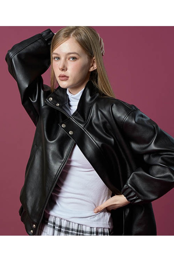 WOMEN 오버핏 빈티지 블루종 항공 점퍼 가죽 재킷 [BLACK]은 여성 고객을 위한 캐주얼 및 스트릿 스타일의 아우터입니다. 봄, 가을에 착용하기 적합하며, 오버핏 디자인으로 편안한 착용감을 선사합니다. 블랙 컬러의 무지 디자인에 인조가죽 소재와 두꺼운 두께감으로 제작되어 빈티지한 느낌을 더했습니다. 긴 소매와 집업 여밈 방식, 항공 점퍼 스타일로 실용성을 높인 제품입니다.
