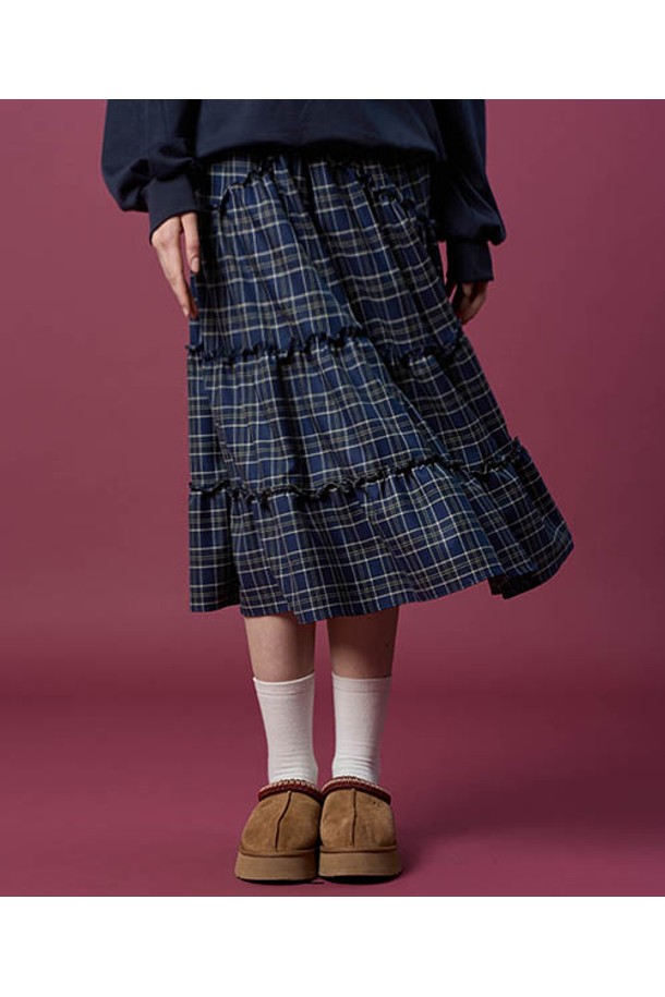 네이비 블루 컬러의 기모 도톰 체크 레이스 미디 플레어 롱스커트입니다. 가을, 겨울 시즌에 어울리는 따뜻한 기모 소재와 도톰한 두께감으로 포근한 착용감을 선사합니다. 클래식한 무드의 체크 패턴과 레이스 디테일이 여성스러운 분위기를 더하며, 플레어핏으로 다리 라인을 더욱 아름답게 연출합니다. 데이트룩, 오피스룩, 겨울 데일리룩 등 다양한 TPO에 활용 가능하며 미니멀한 스타일을 연출하기 좋습니다.
