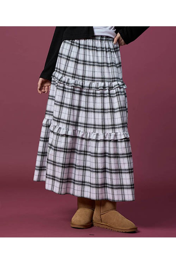 따뜻하고 포근한 기모 안감의 캉캉 체크 플레어 밴딩 롱 스커트 [WHITE] 가을/겨울 ver. 입니다. 부드러운 촉감과 도톰한 두께감으로 겨울에도 따뜻하게 착용 가능합니다. 허리 밴딩 디자인으로 편안한 착용감을 선사하며, 플레어 라인과 캉캉 디테일이 여성스러운 실루엣을 연출합니다. 캐주얼, 클래식, 미니멀 스타일 모두 소화 가능하며, 겨울 데일리룩, 동네 마실룩, 쇼핑룩 등 다양한 TPO에 활용할 수 있습니다. 화이트 컬러의 체크 패턴으로 어떤 상의와도 잘 어울려 활용도가 높습니다.

