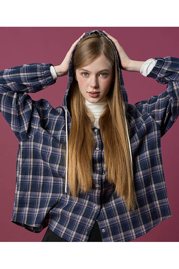 **오버핏 데일리 기모 후드 체크 셔츠 [NAVY] 가을 겨울 ver.**는 가을과 겨울에 따뜻하게 입을 수 있는 공용 셔츠입니다. 부드러운 기모 안감으로 제작되어 뛰어난 착용감을 제공하며, 넉넉한 오버핏 디자인으로 편안한 활동성을 보장합니다. 네이비 컬러의 체크 패턴이 캐주얼한 무드를 연출하며, 후드 디테일이 더해져 더욱 스타일리시합니다. 데일리룩 또는 집콕룩으로 활용하기 좋으며, 다양한 스타일을 소화할 수 있는 활용도 높은 아이템입니다. 긴 소매 기장으로 보온성을 높였으며, 두꺼운 두께감으로 추운 날씨에도 따뜻함을 유지해 줍니다.
