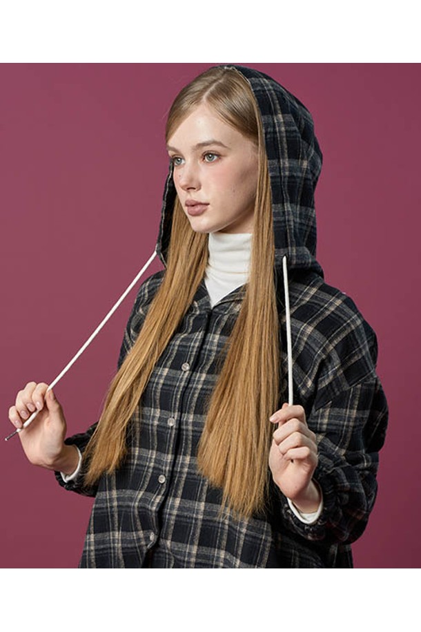 블랙 컬러의 오버핏 데일리 기모 후드 체크 셔츠입니다. 가을, 겨울 시즌에 따뜻하게 착용 가능한 두꺼운 기모 안감으로 제작되었습니다. 넉넉한 오버핏 디자인과 캐주얼한 체크 패턴, 후드 네크라인이 편안하면서도 스타일리시한 무드를 연출합니다. 긴 소매 기장으로 보온성을 높였으며, 일상 속 데일리룩과 미니멀 스타일링에 활용하기 좋습니다. 부드러운 촉감으로 편안하게 착용할 수 있습니다.
