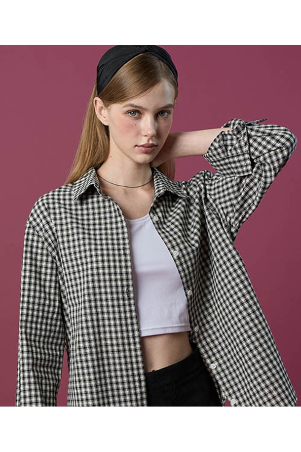 겉기모 소재로 따뜻함을 더한 데일리 겉기모 클래식 오버핏 **깅엄 체크 셔츠** [BLACK] 긴팔티 버전입니다. 쌀쌀한 가을, 겨울 날씨에 어울리는 두꺼운 두께감으로 제작되어 포근한 착용감을 선사합니다. 부드러운 촉감과 오버핏 디자인으로 편안한 활동성을 보장하며, 클래식, 캐주얼, 미니멀 스타일을 모두 소화할 수 있습니다. 데일리룩, 산책룩 등 다양한 TPO에 활용하여 멋스러운 스타일을 연출해보세요. 카라 디자인과 깅엄 체크 패턴이 돋보이는, 활용도 높은 긴소매 셔츠입니다.
