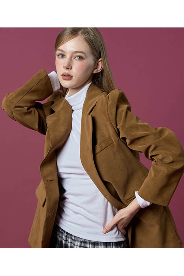부드러운 스웨이드와 누벅 가죽 소재로 제작된 여성용 오버핏 블레이저 재킷입니다. 캐주얼, 베이직 스타일로 데일리룩과 일상룩에 활용하기 좋으며, 봄, 가을 시즌에 적합합니다. 싱글 버튼 여밈과 긴 소매 디자인, 카멜 컬러가 세련된 분위기를 연출합니다. 오피스룩, 모임룩 등 다양한 TPO에 클래식하고 미니멀한 스타일을 더해보세요. 오버사이즈 실루엣으로 편안하면서도 스타일리시한 룩을 완성할 수 있습니다.
