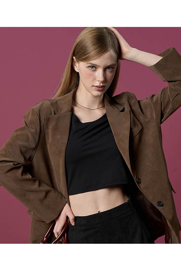 부드러운 스웨이드 누벅 소재로 제작된 브라운 컬러의 여성 오버핏 가죽 재킷 블레이저입니다. 데일리룩과 일상, 오피스룩, 모임룩 등 다양한 TPO에 활용하기 좋습니다. 가을, 겨울 시즌에 적합하며, 베이직하고 캐주얼한 스타일을 연출할 수 있습니다. 싱글 버튼 여밈과 긴 소매 기장, 두꺼운 두께감으로 보온성을 더했습니다. 미니멀하고 클래식한 무드를 동시에 느낄 수 있어, 폭넓은 스타일을 소화할 수 있는 아이템입니다.
