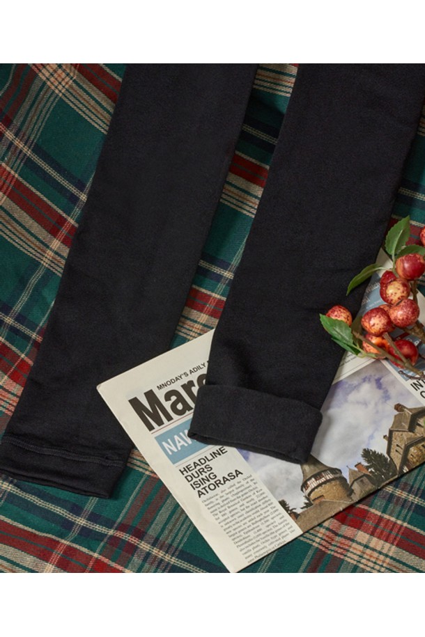 **기모 방한 겨울 도톰 레깅스 스타킹 [2options]**

추운 겨울에도 따뜻하고 스타일리시하게! 기모 안감으로 보온성을 극대화한 여성용 블랙 레깅스 스타킹입니다. 도톰한 두께감으로 한겨울 추위에도 끄떡없으며, 일상복은 물론 출근룩, 등산룩 등 다양한 TPO에 활용 가능합니다. 미니멀, 캐주얼, 클래식 등 어떤 스타일에도 잘 어울리는 무지 디자인으로, 데일리 아이템으로 제격입니다. 부드러운 기모 소재가 다리 전체를 포근하게 감싸주어 편안한 착용감을 선사합니다.
